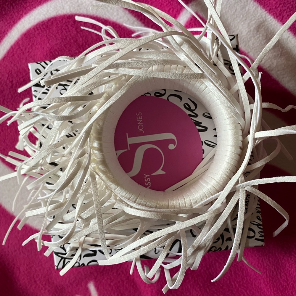 Beautiful Sassy Jones Bangle! - Picture 4 of 4
